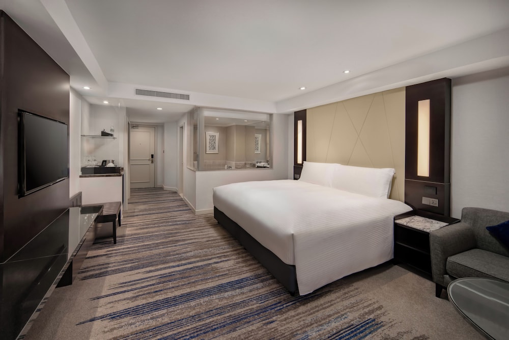 Premium Room, 1 King Bed (Super King, High Floor) thumbnail 5