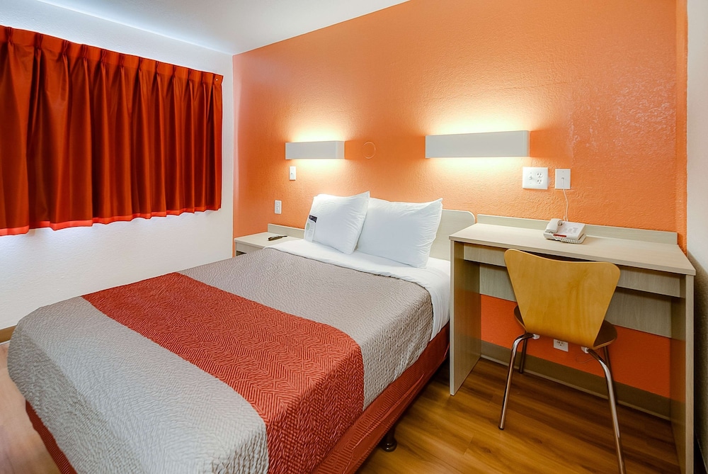 Deluxe Room, 1 Queen Bed, Accessible, Non Smoking
