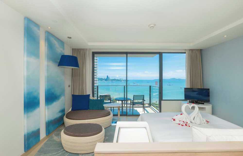 Premium Room, 1 King Bed, Club Lounge Access (Executive Tower) thumbnail 5