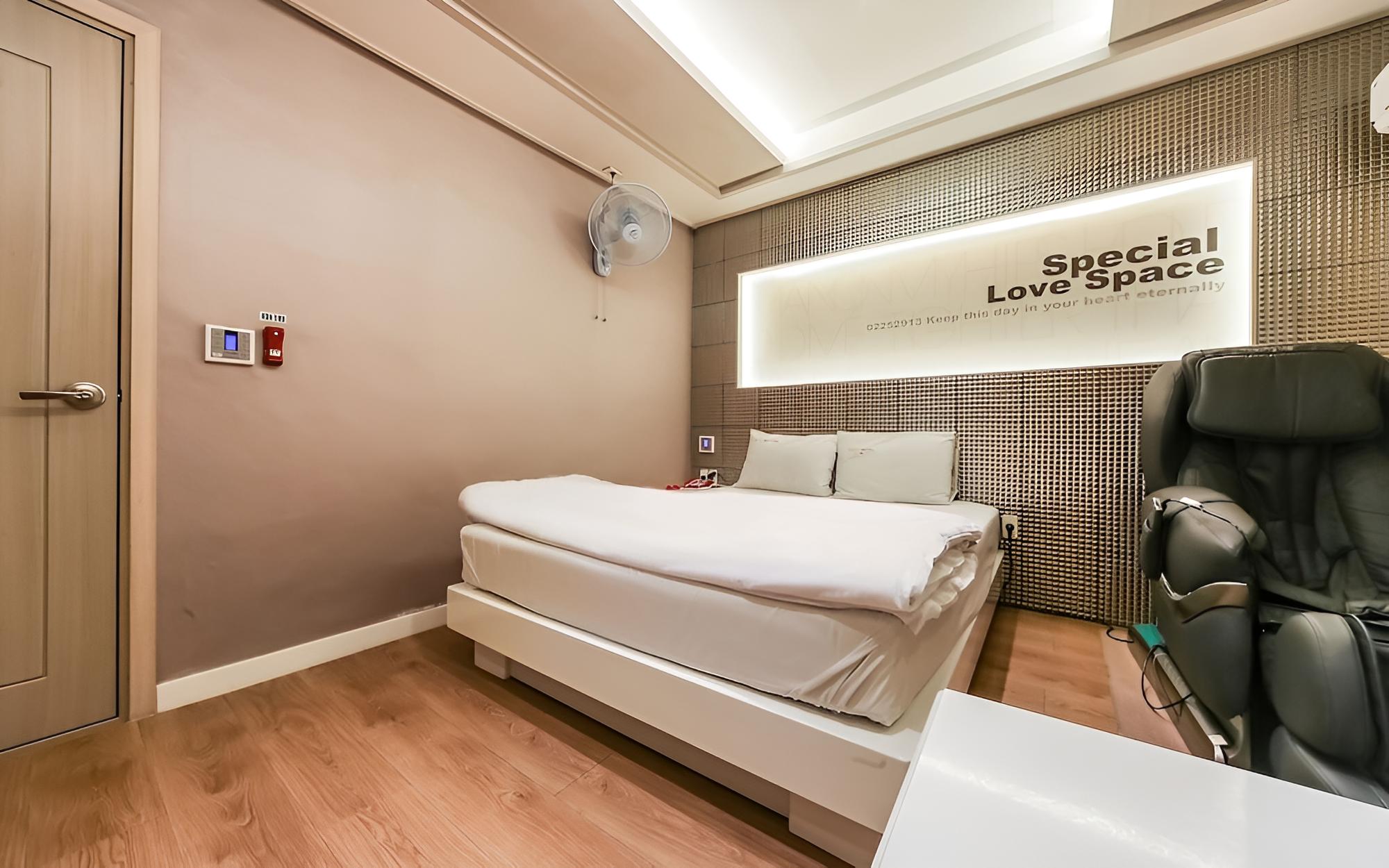 Room (Deluxe (Netflix Available Air Purifie) photo 2