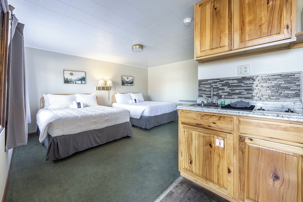 Comfort Quadruple Room, 2 Queen Beds, Kitchenette, Mountain View photo 1