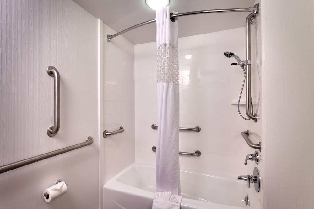 Room, 2 Queen Beds, Accessible, Bathtub (Mobility & Hearing) - Photo 7