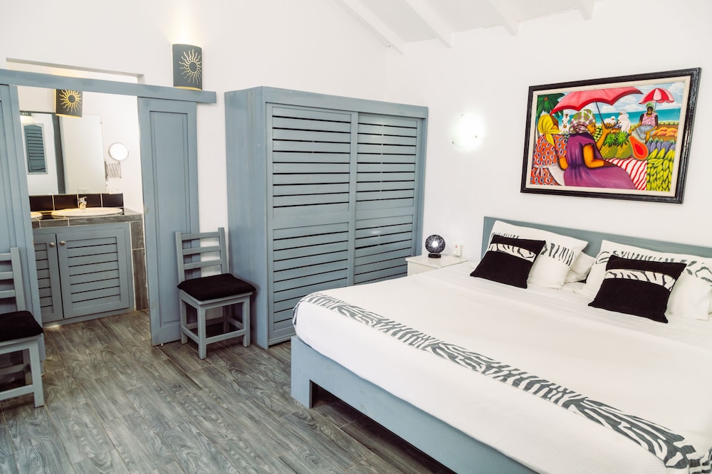 Deluxe Room, Multiple Beds (A/C) photo 2