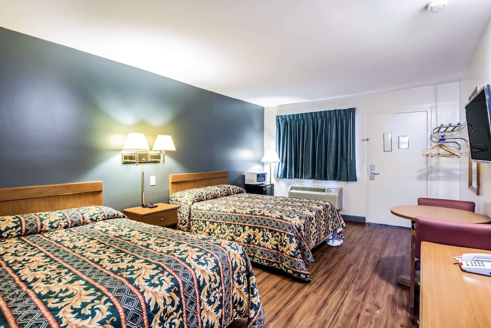 Standard Room, 2 Double Beds, Smoking - Photo 2