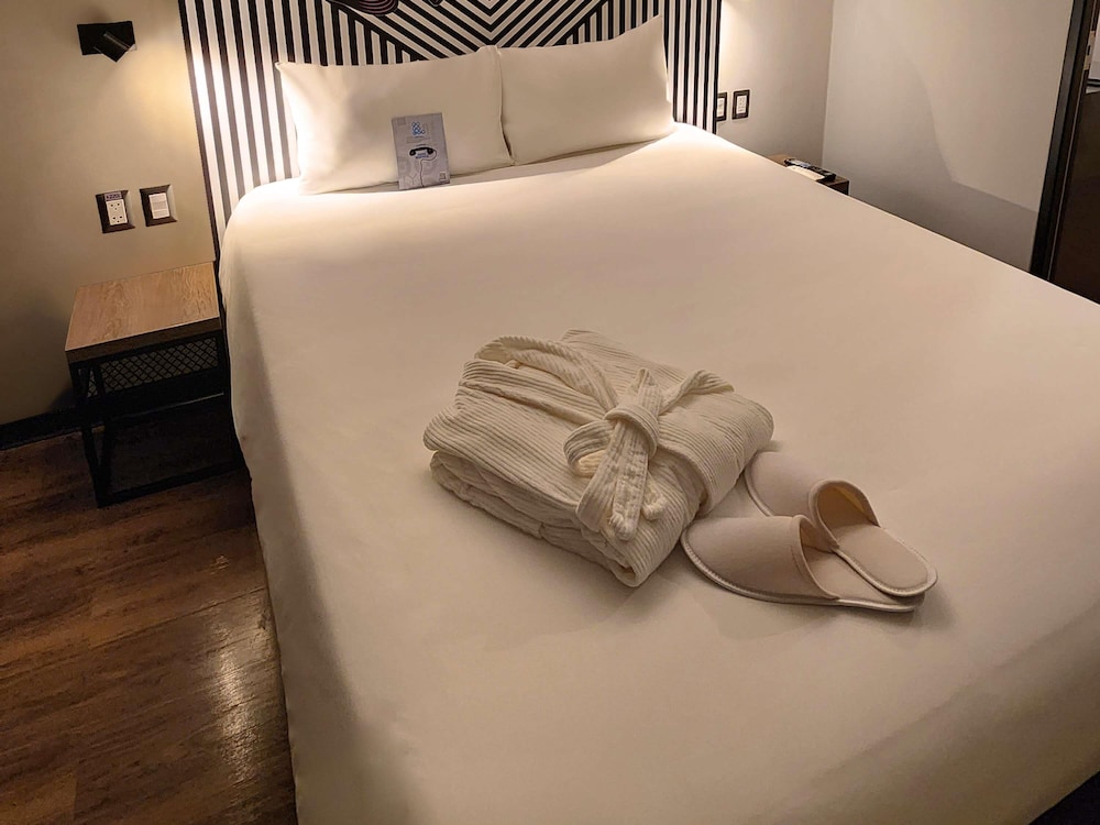 Standard Room, Multiple Beds - Photo 2