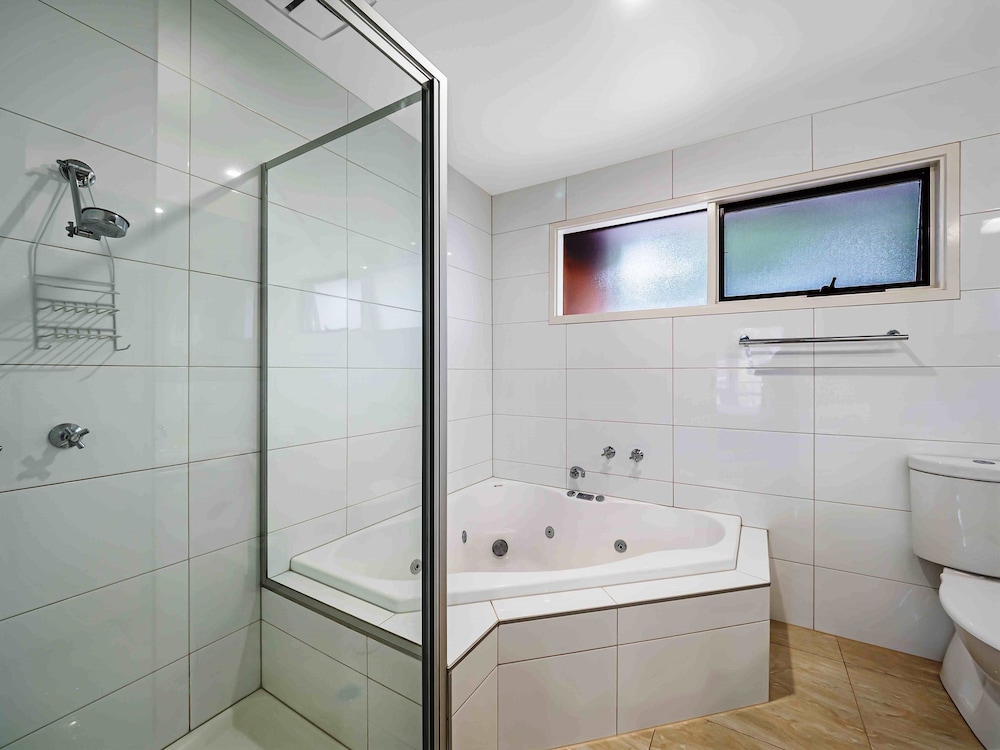 Queen Spa Room photo 3