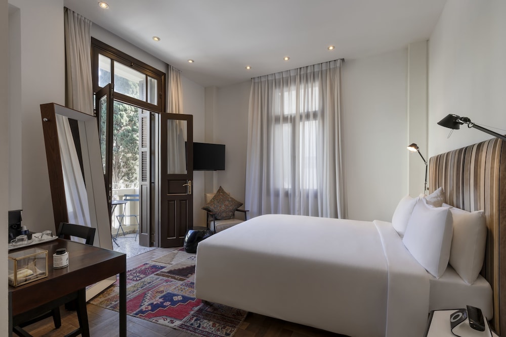 Deluxe Room, 1 Queen Bed, Balcony