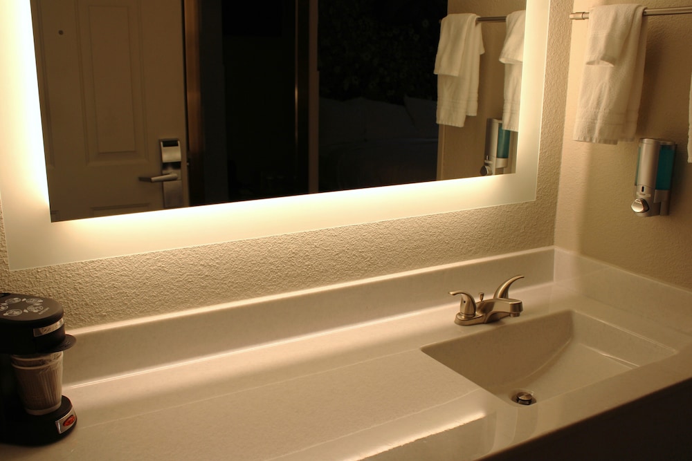 Room, 2 Queen Beds, Non Smoking (Guestroom) - Photo 5