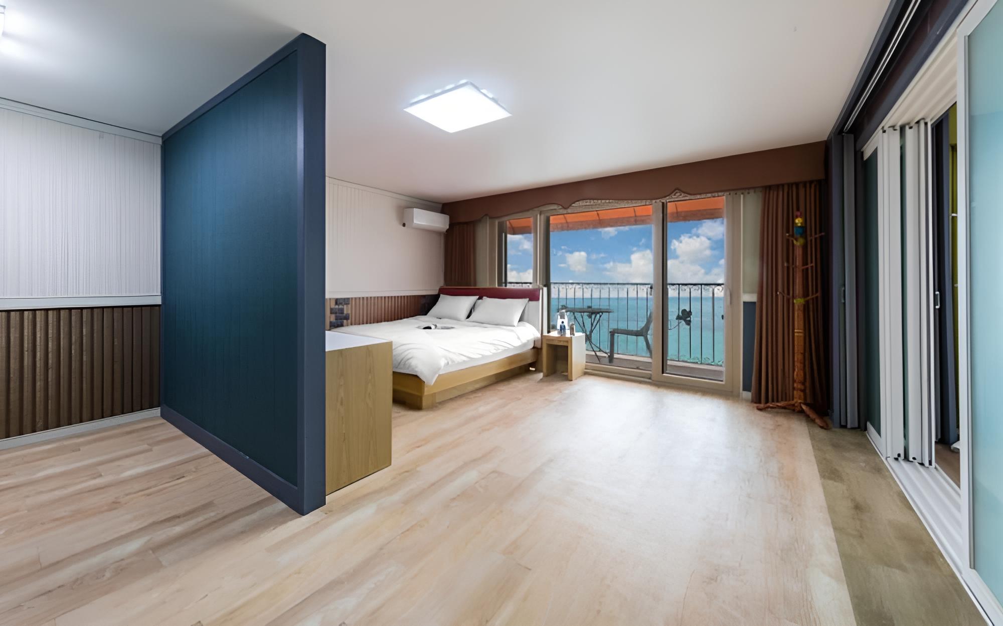 Room (Building B Room 401 (Ocean View Spa))