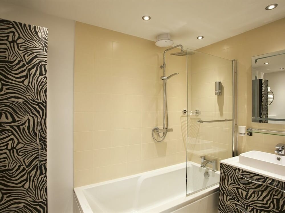 Suite, Ensuite (No 4) photo 3