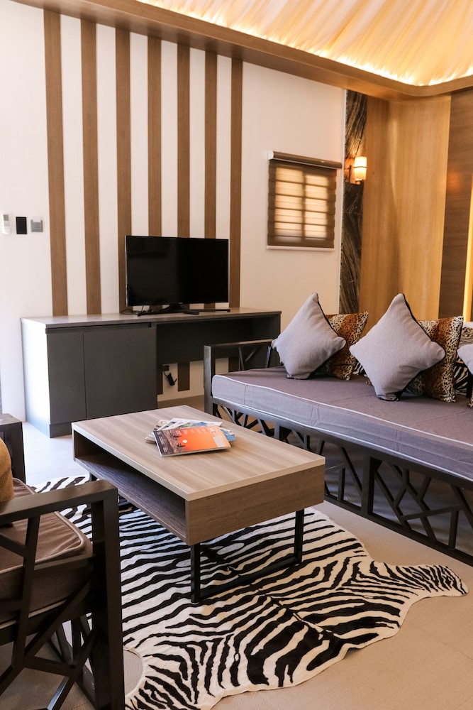 Deluxe King Room - Photo 2