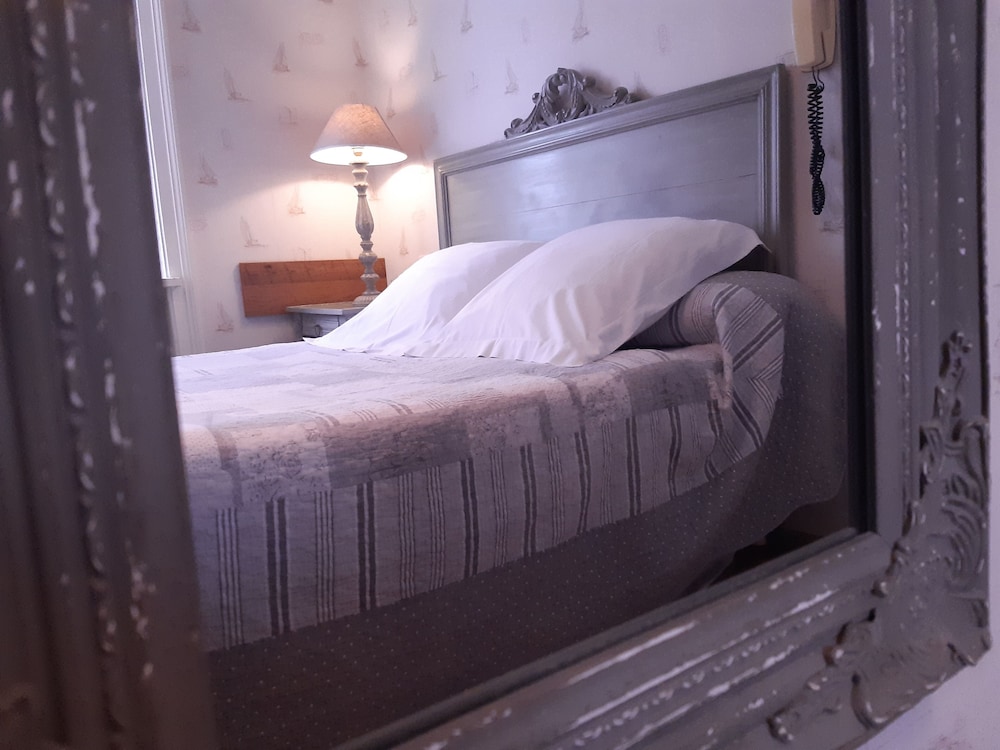 Single Room Street Side photo 3