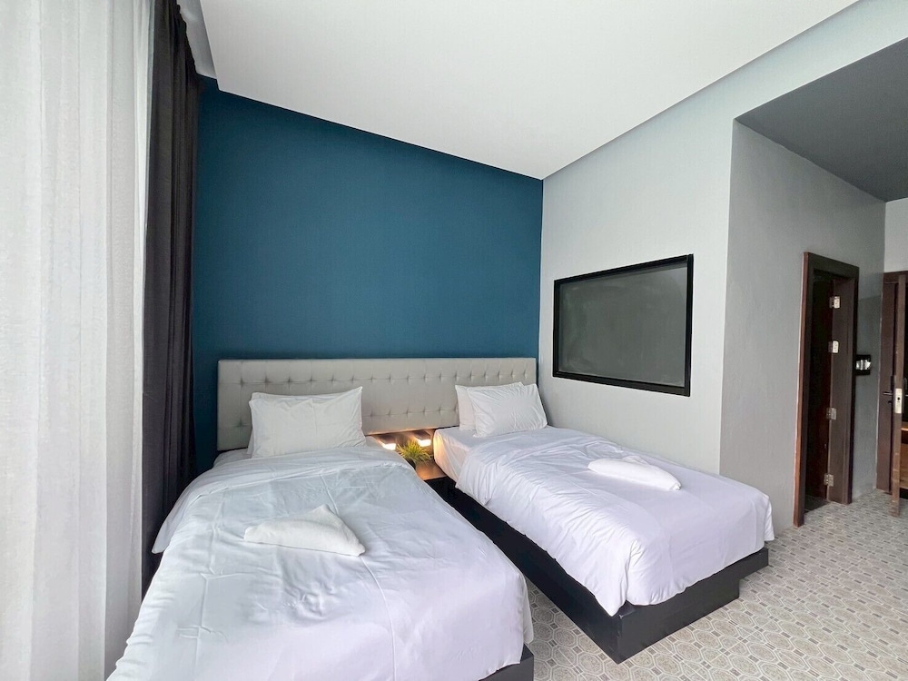 Standard Room, Multiple Beds, Balcony, City View photo 1