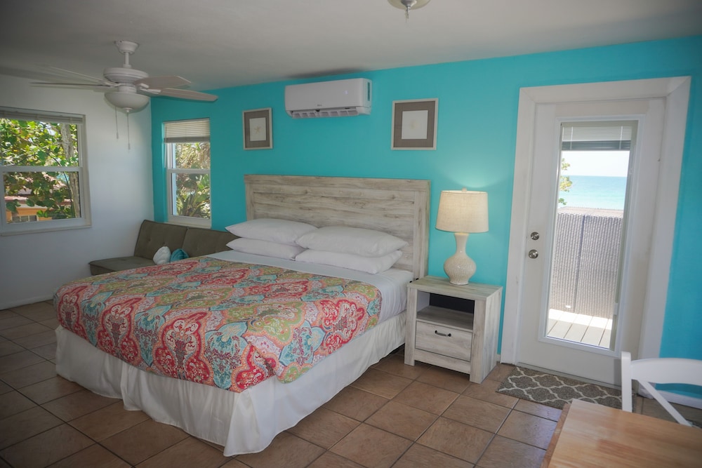 King Waterview with Private Balcony, No Pets Allowed photo 3