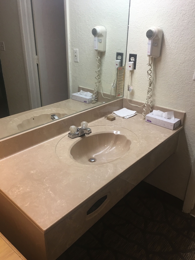 Deluxe Room, 1 King Bed, Jetted Tub photo 3
