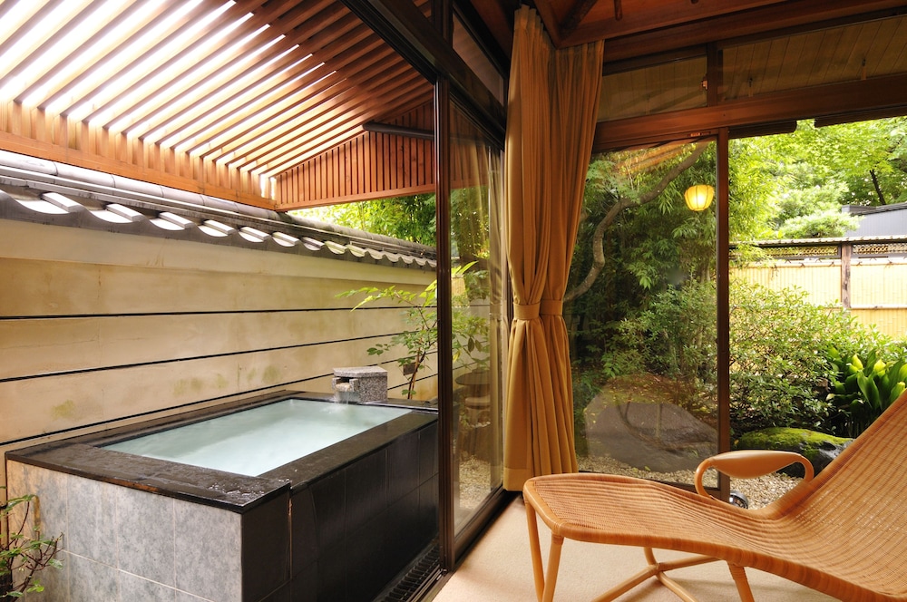 Urban floor Guestroom with open-air bath photo 2