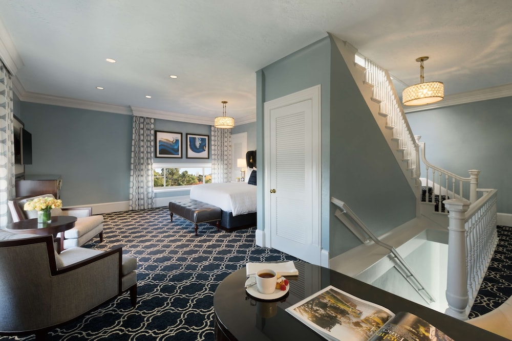 Tower Suite Bay View, 1 King Bed, Balcony, 360 Views