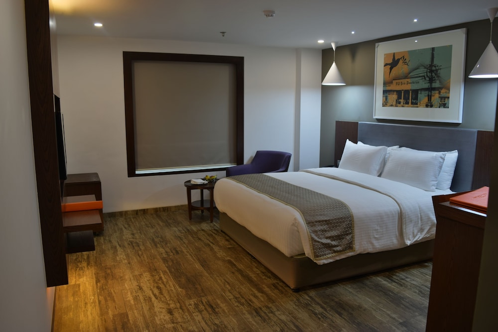 Deluxe Room, 1 Queen Bed, Smoking photo 2