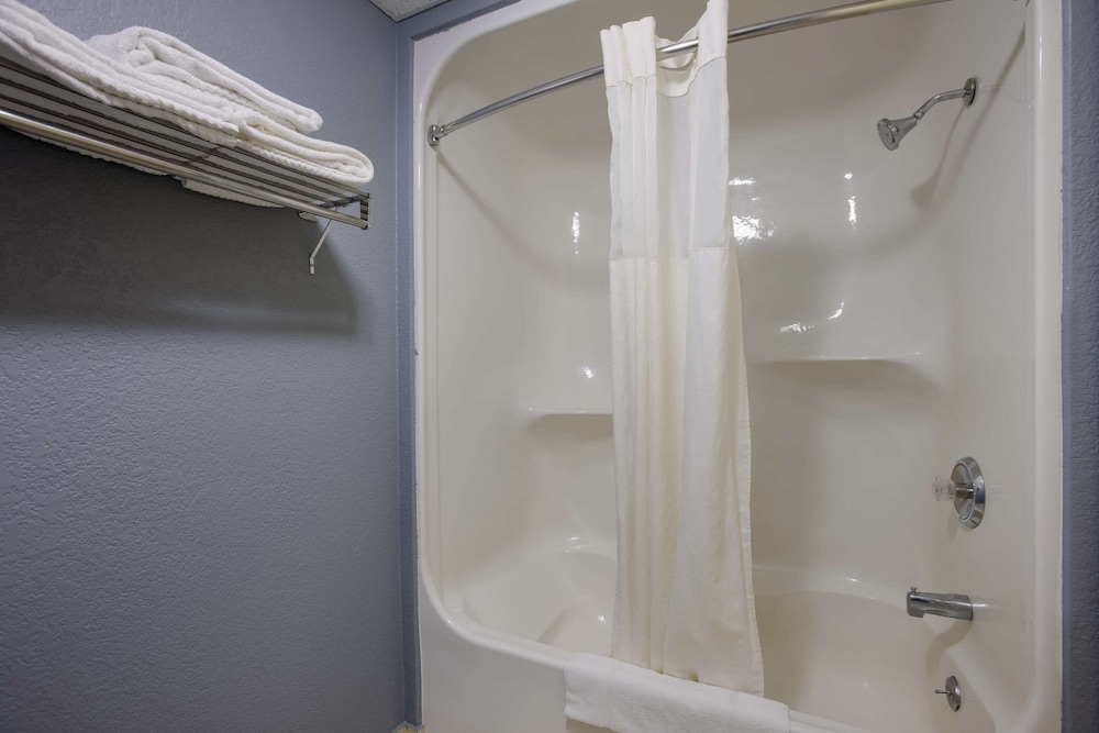 Room, 1 King Bed, Non-Smoking, Upgrade, Not Pet Friendly - Photo 4