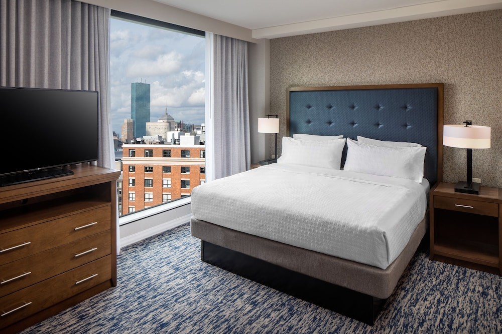 Studio Suite, 1 King Bed, Water View, Accessible Bathtub (Mobility)