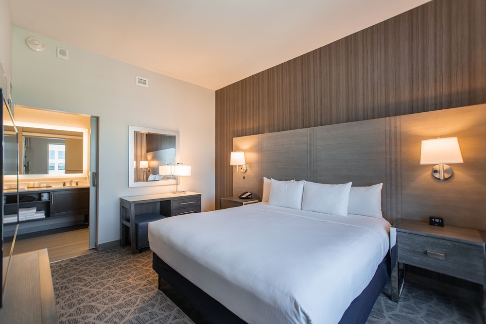 Suite, 1 King Bed, Balcony, Lake View