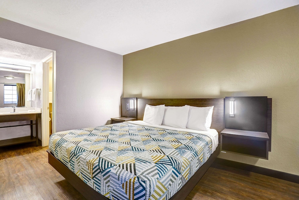 Deluxe Room, 1 King Bed, Non Smoking, Refrigerator & Microwave