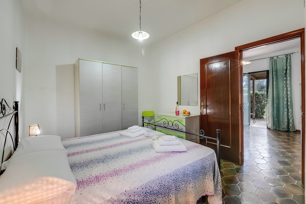 Family Apartment, Multiple Bedrooms (Rosmarino Among Greenery And Sea -)