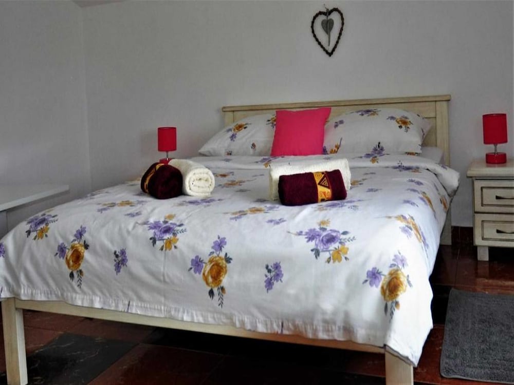 Apartment (Two Bedroom Apartment With Shared Ter)
