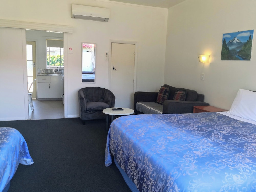 Large Studio with Full Kitchen - Ground floor unit (Unit 3) photo 1