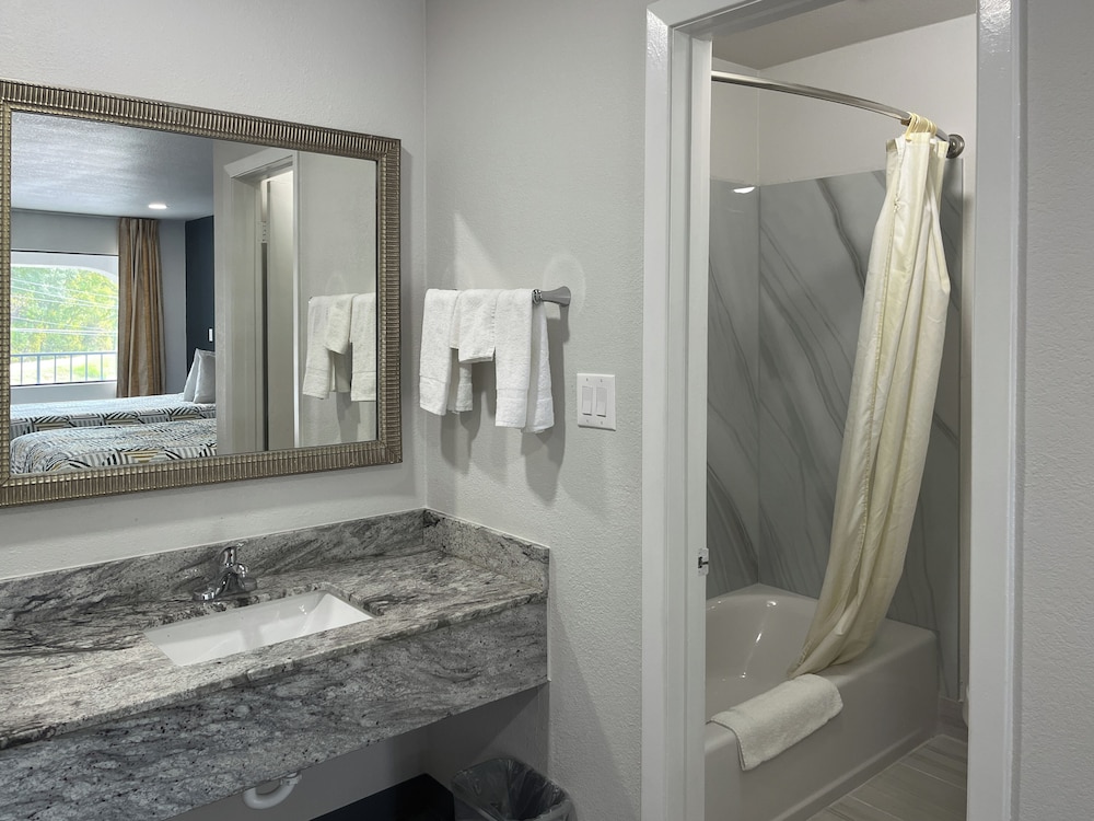 Deluxe Room, 1 King Bed, Non Smoking, Refrigerator & Microwave photo 2