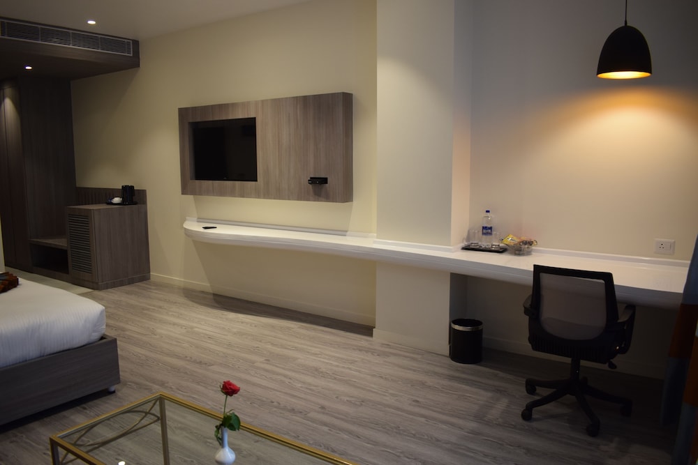 Deluxe Room - Photo 10