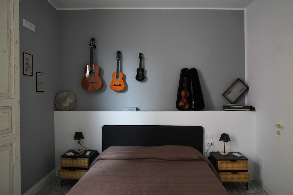 Mario Costa, 1 queen bed photo 2
