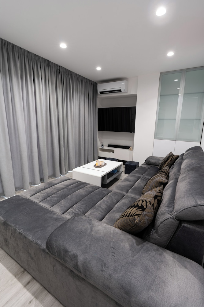 House, 2 Bedrooms, Patio, City View