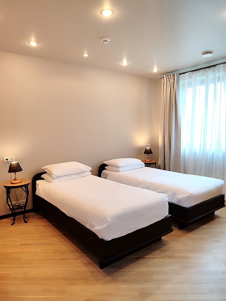 Suite, Multiple Beds, Smoking (Living Room) photo 2