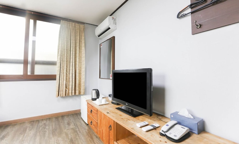 Traditional Ondol Room (Check-in unavailable after midnight, please notify check-in time in advance) photo 2