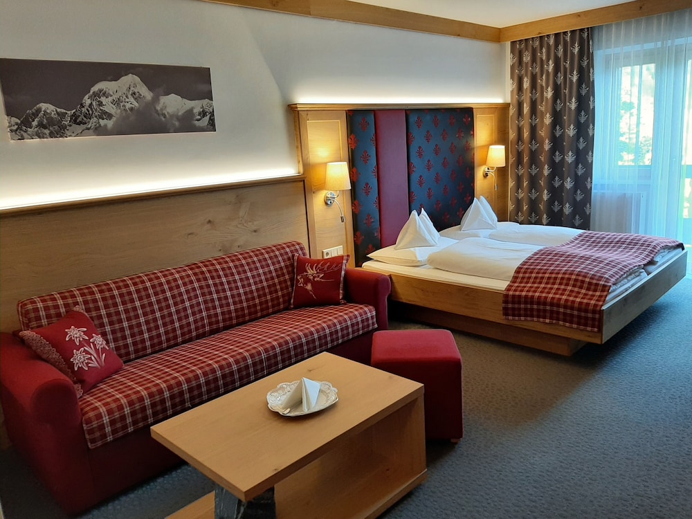 Double Room, Balcony, Mountain View (Alpenblick Tradition) photo 3
