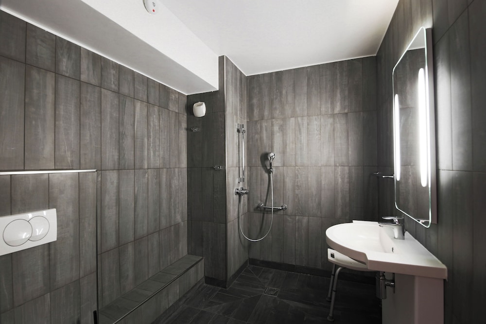 Accessible Family room with bunkbed and shower - Photo 9