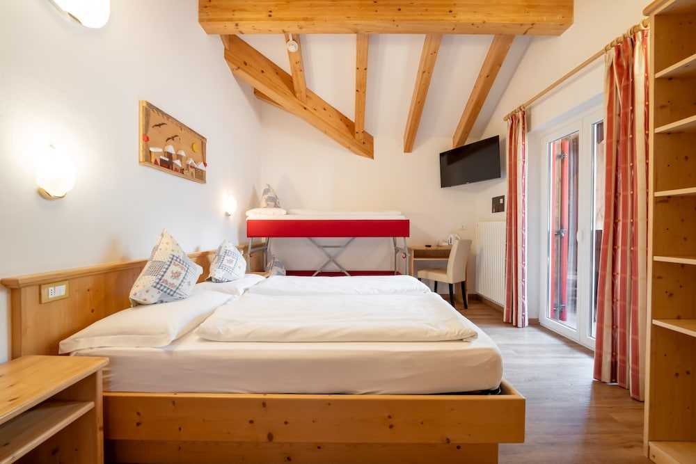 Standard Quadruple Room, Mountain View - Photo 1