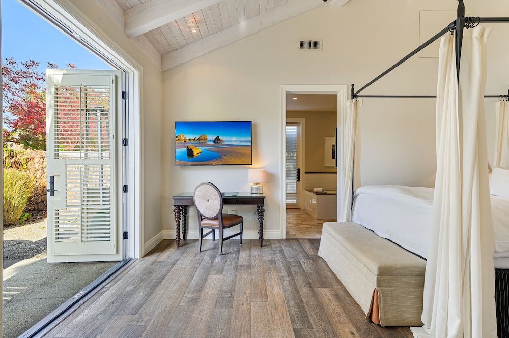 Suite, 1 King Bed, Newly Renovated - Photo 8