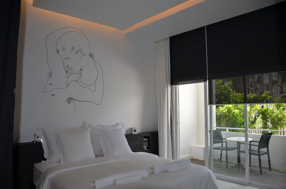 Deluxe Room, 1 Queen Bed, Balcony photo 2