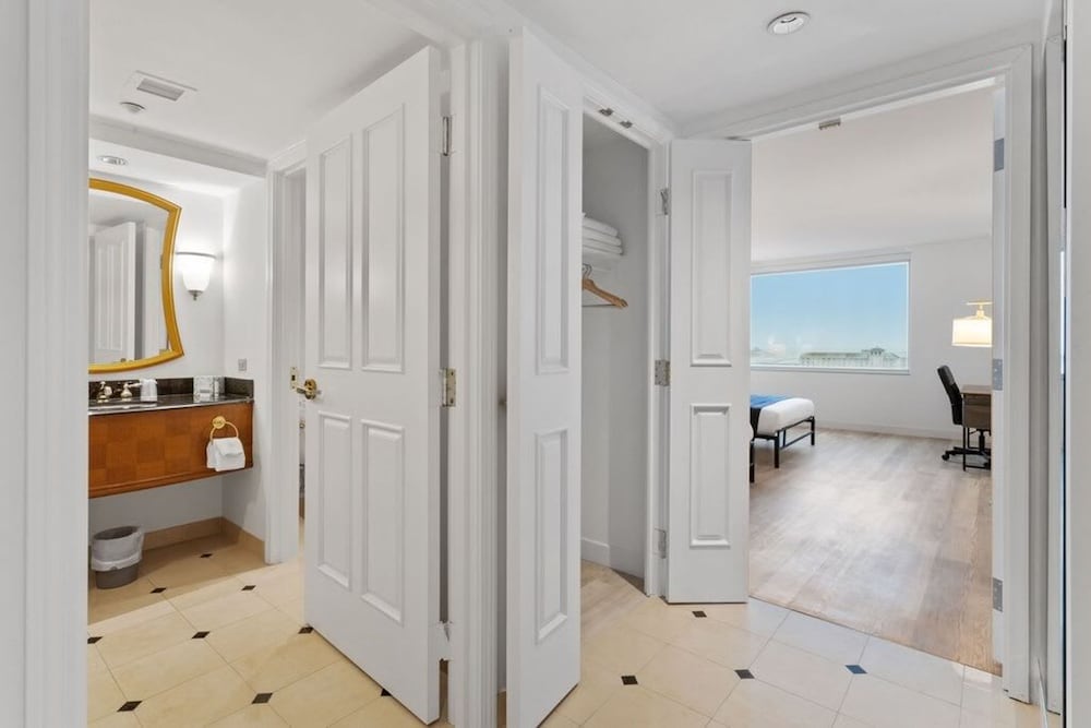 Beachfront 2BR 3BA Condo by Cozysuites, Billede 5