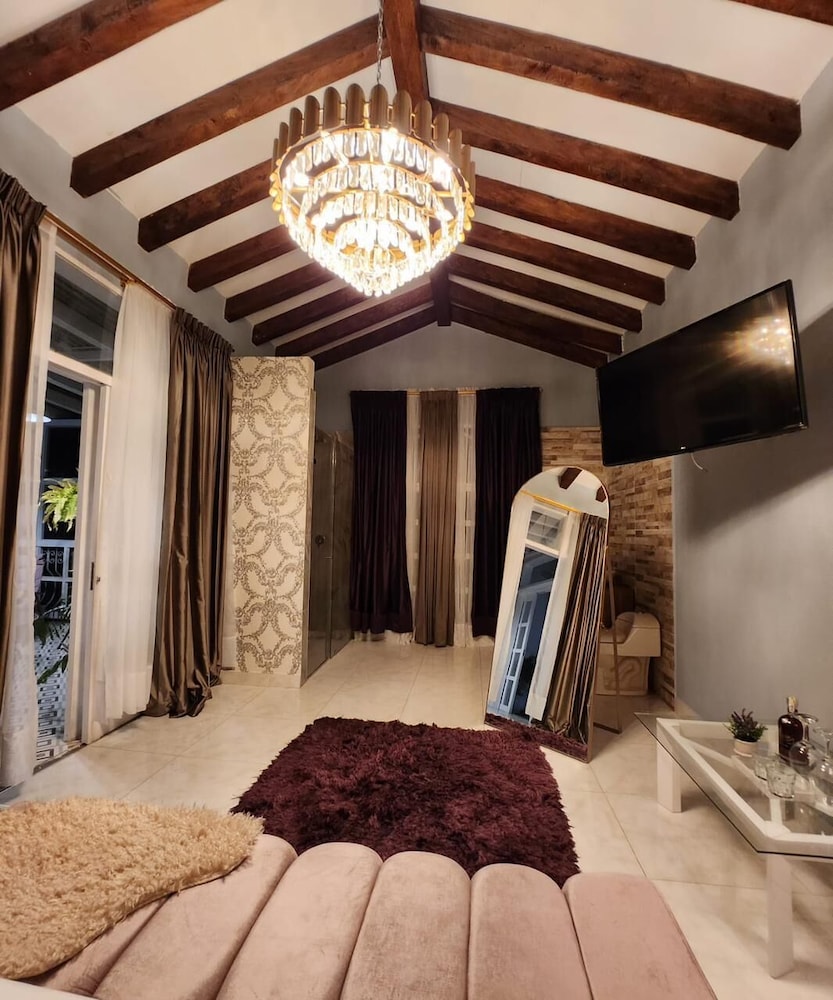 Deluxe Room, 1 Queen Bed photo 3
