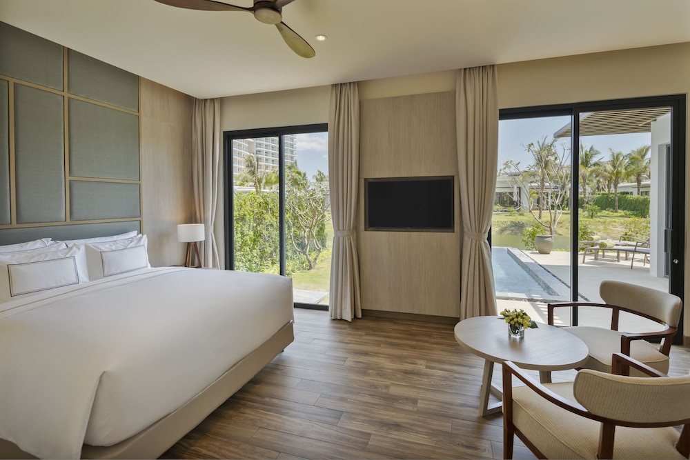 The Level 2-Bedroom Lakefront Pool Villa