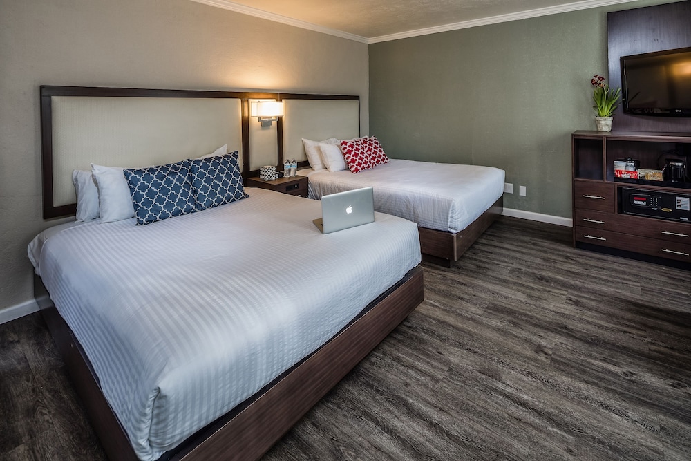 Deluxe Room, 2 Queen Beds, Bathtub (Non Smoking 2 Queen Room- Bathtub) - Photo 2