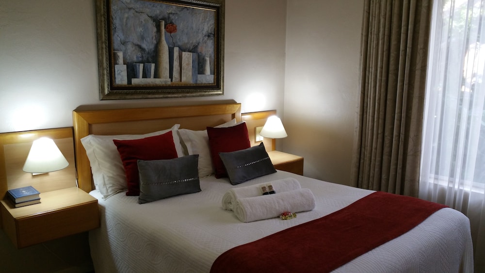 Comfort Room, 1 Bedroom (Rm 3, Double bed, view of garden)