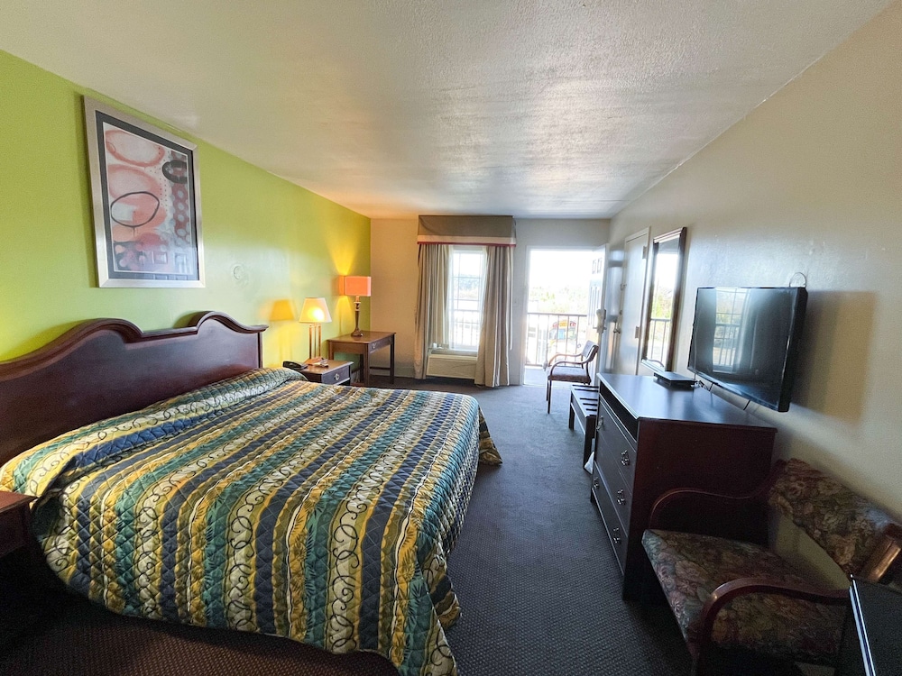 Deluxe Room, 1 King Bed, Non Smoking - Photo 1