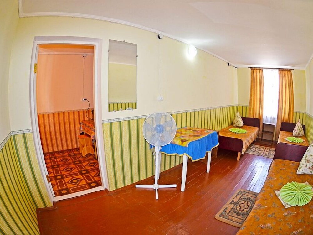 Economy Triple Room photo 2