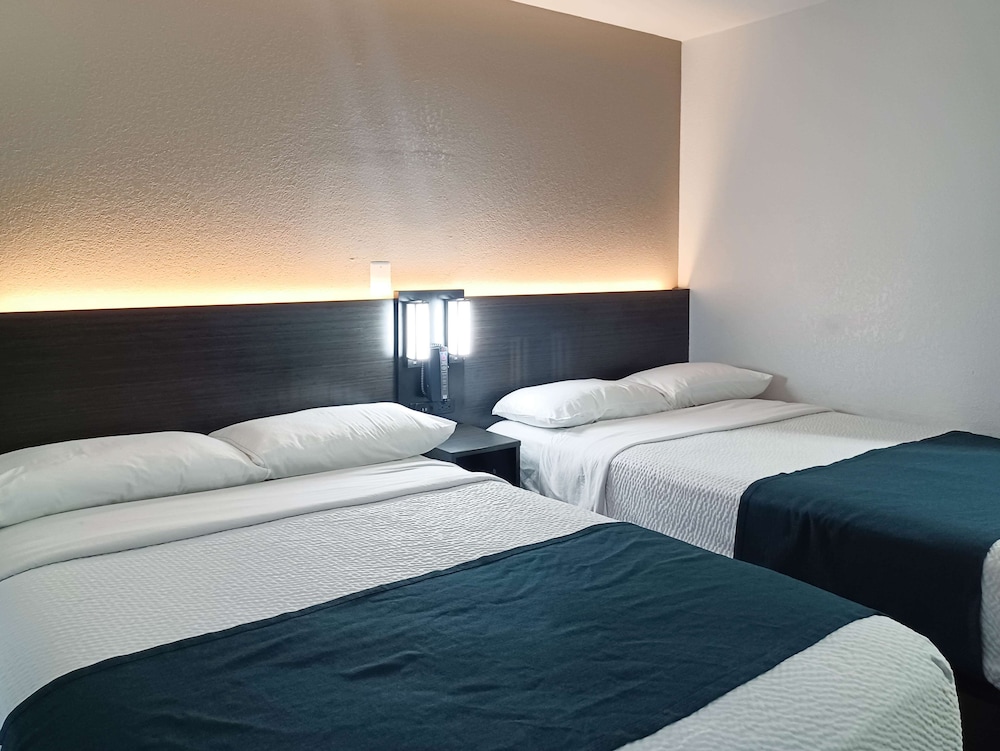 Deluxe Room, 2 Double Beds, Smoking, Refrigerator & Microwave photo 3
