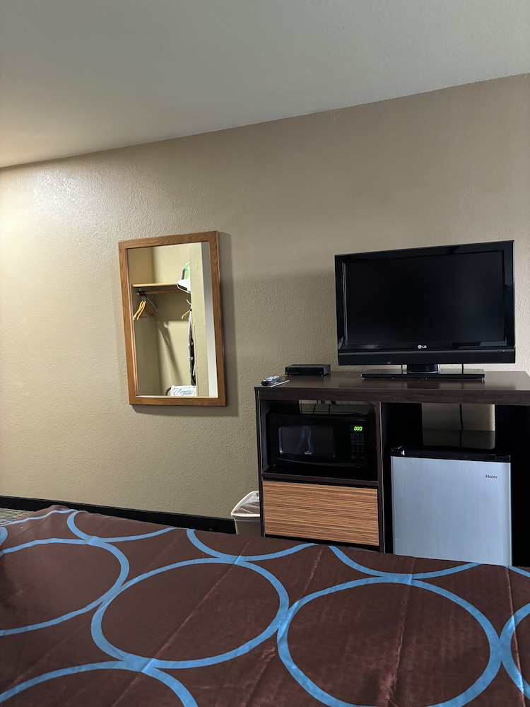 Room, Multiple Beds, Microwave - Photo 3