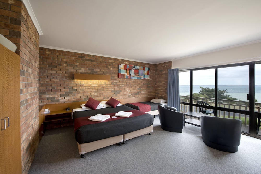 Superior Room, 1 king and 2 single beds - Photo 3